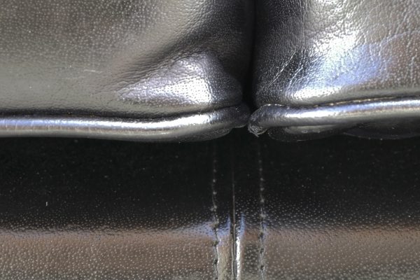 canapea chesterfield 2 locuri negru detaliu