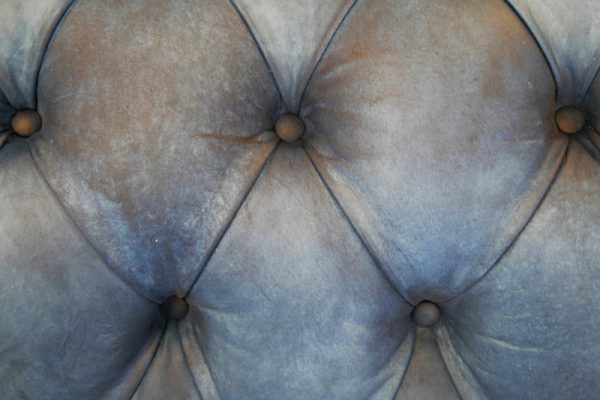 canapea chesterfield piele albastra